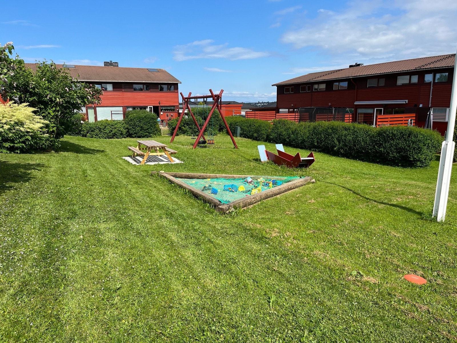 Barnefamilier vil nok sette pris på områdets flotte fellesareal med flere lekeplasser, denne på enden av husrekka. Galleribilde