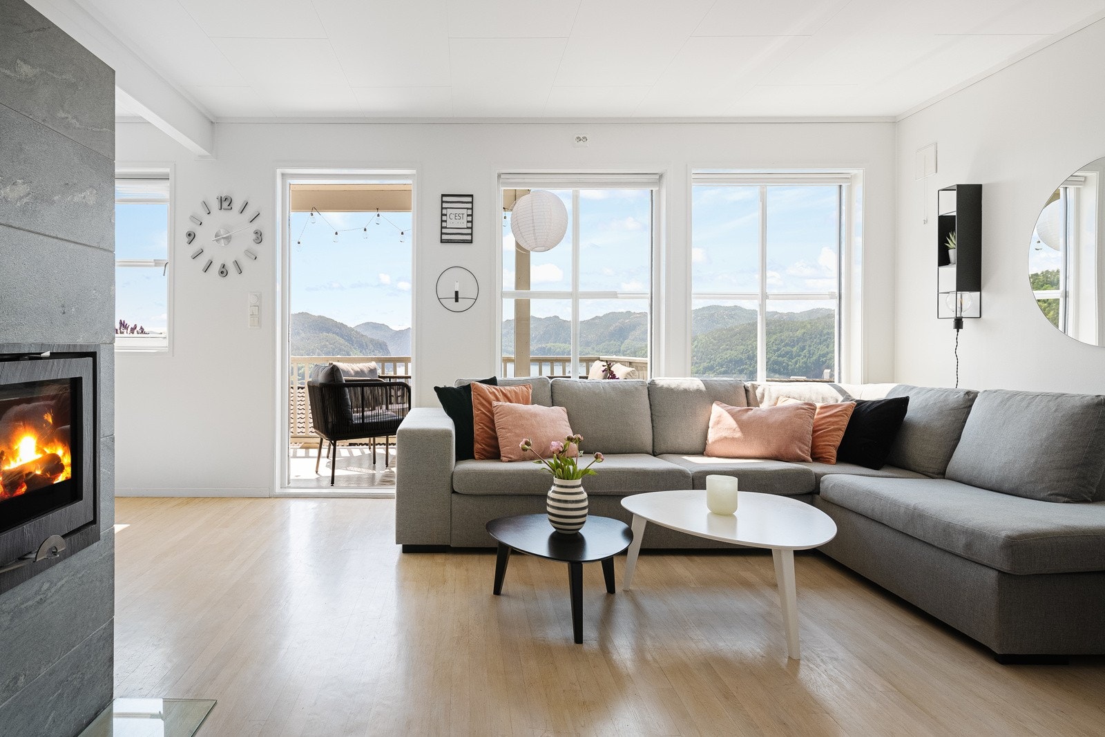 Fra stuen er det utgang til veranda. Galleribilde