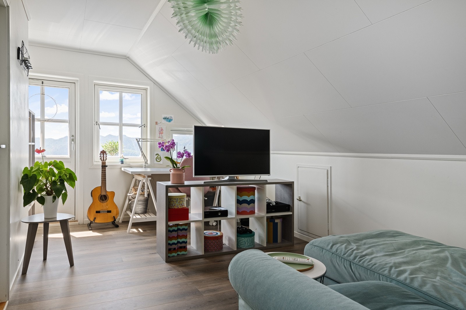 Loftstue med utgang til veranda. Galleribilde