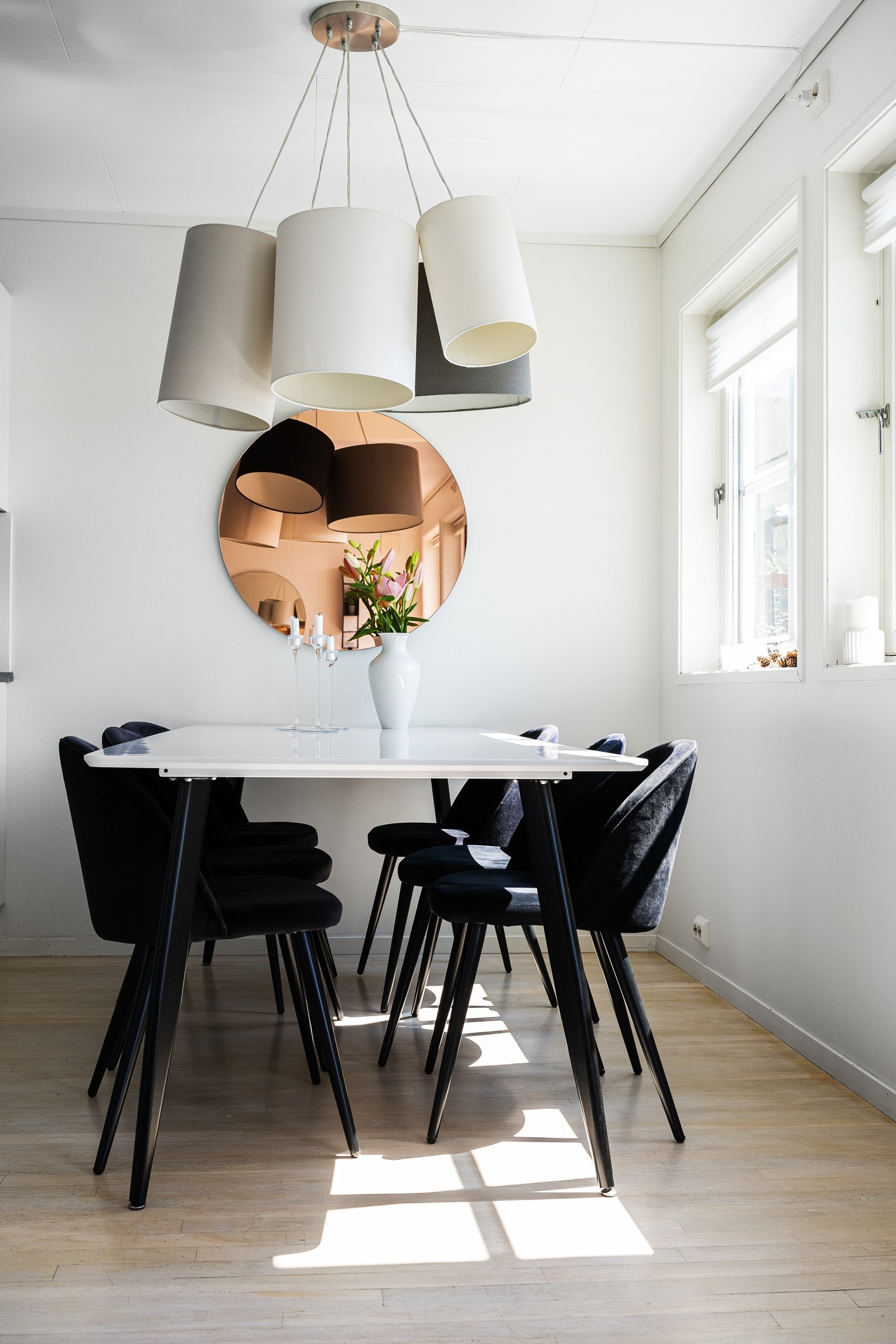 Spiseplass i forbindelse med kjøkkenet. Galleribilde
