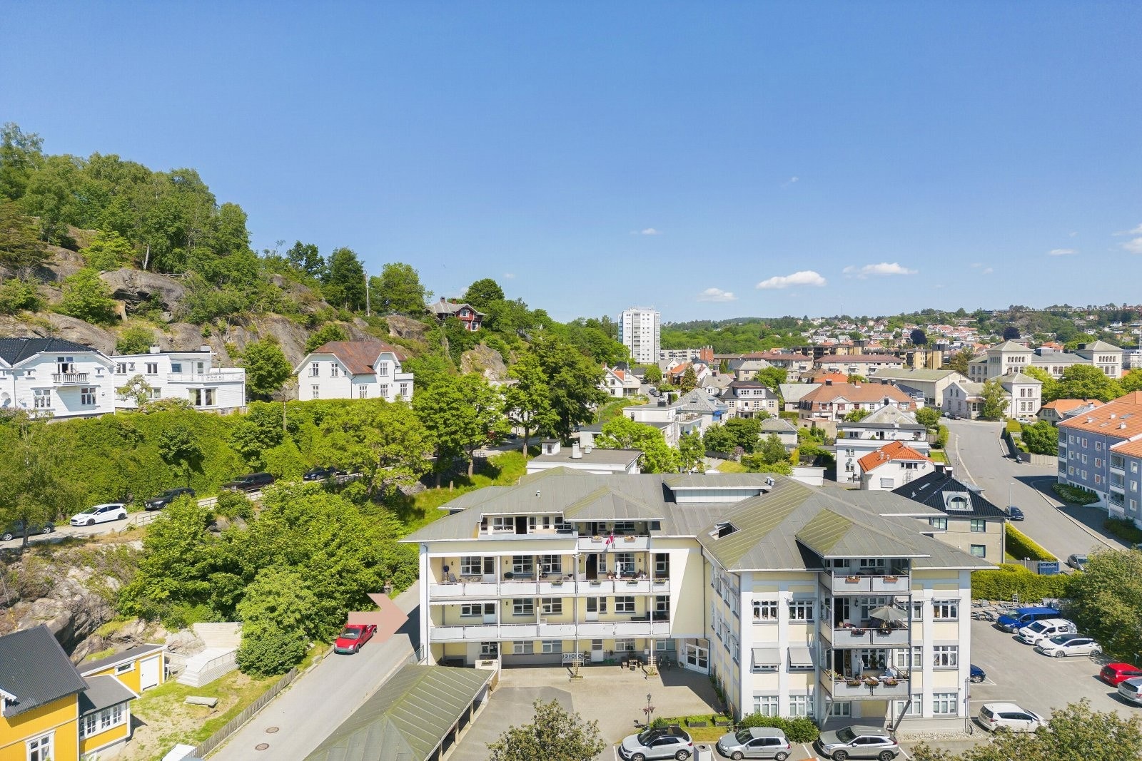 Hjørneleilighet med lys inn fra to sider. Galleribilde