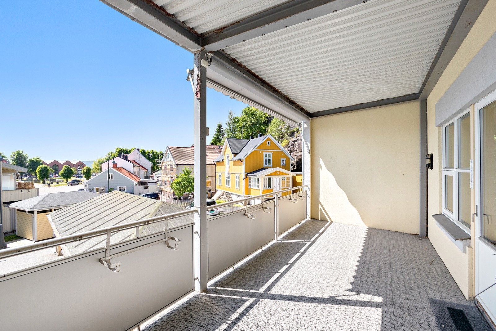 Overbygget sydvendt veranda på ca. 24 kvm. Her er det plass til sittegruppe, solstoler m.m. Galleribilde
