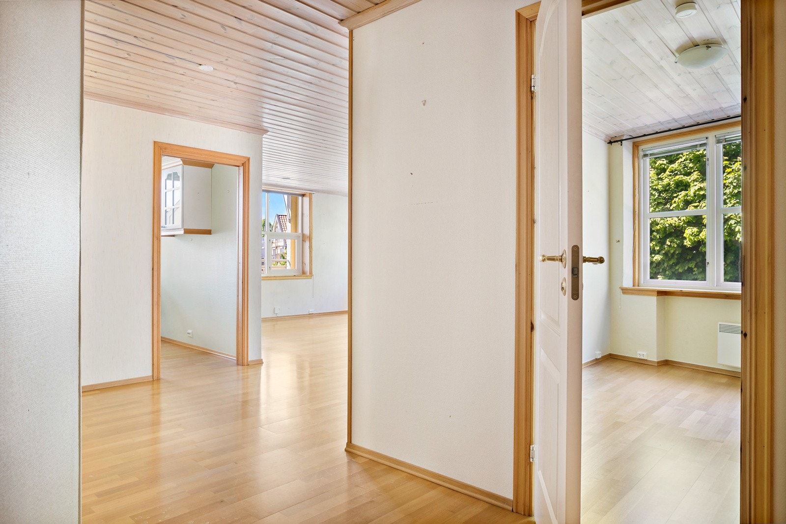 Fra entréen/hallen er det adkomst til 2 soverom samt 2 boder og bad. Galleribilde