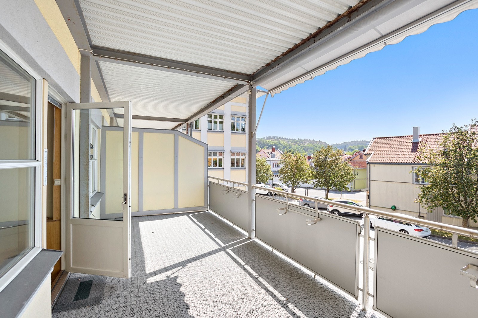 Verandaen er utstyrt med utelys og stikkontakter. Galleribilde