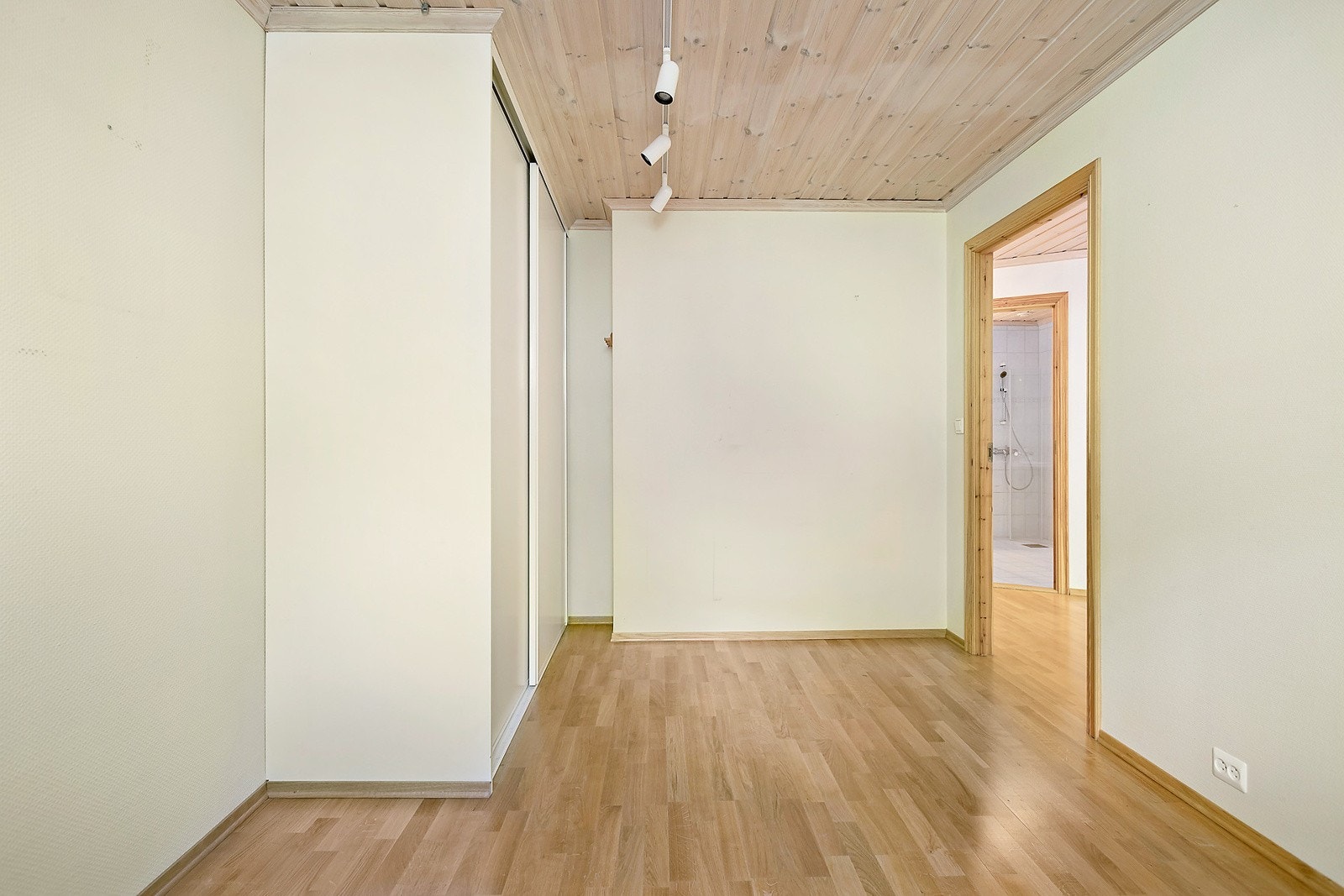 Hovedsoverommet har plassbygget skap. Galleribilde