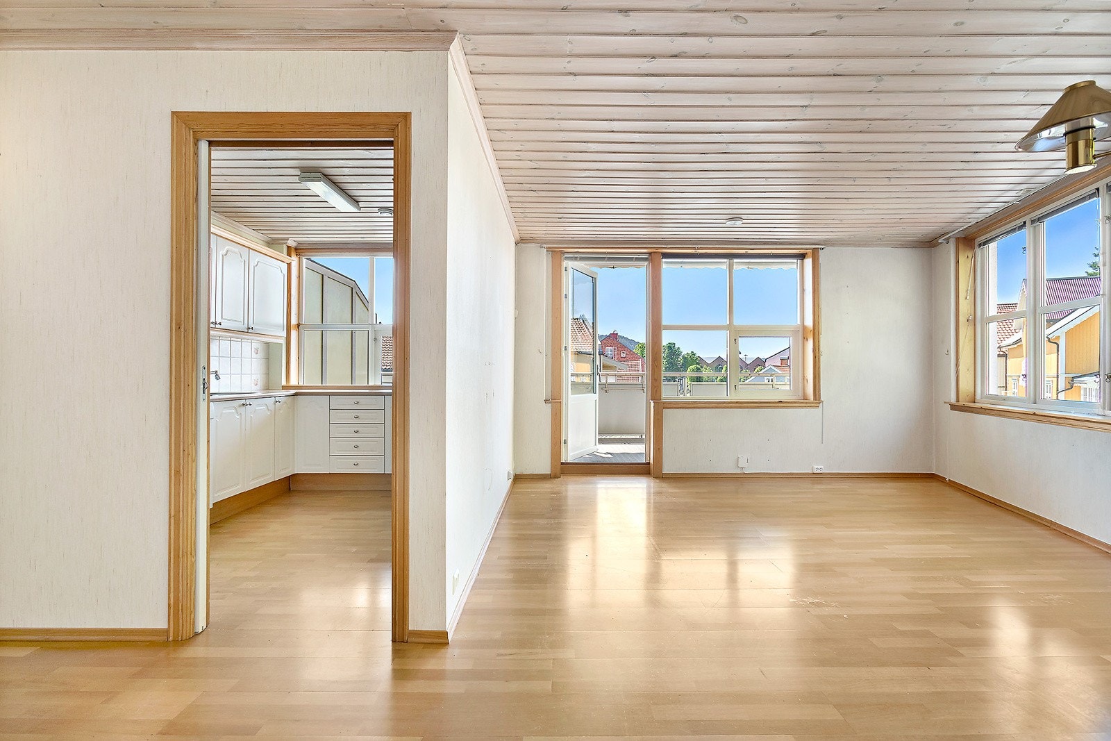 Stuen har store vindusflater og utgang til overbygget veranda. Galleribilde