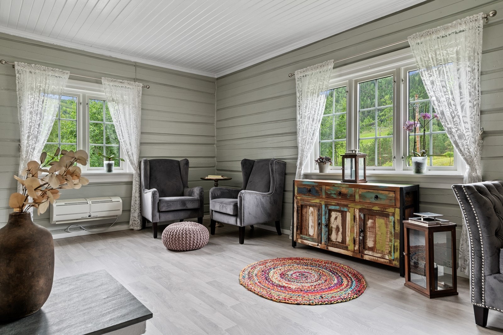 Store vindusflater som gir godt med lys til rommet Galleribilde