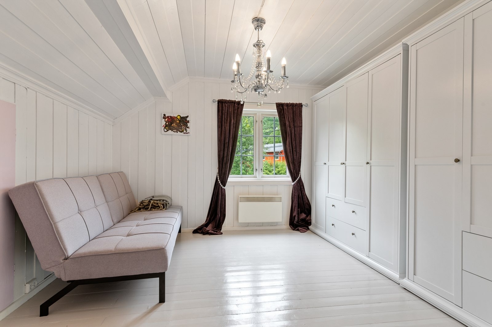 Soverom 2 innredet med garderobeskap Galleribilde