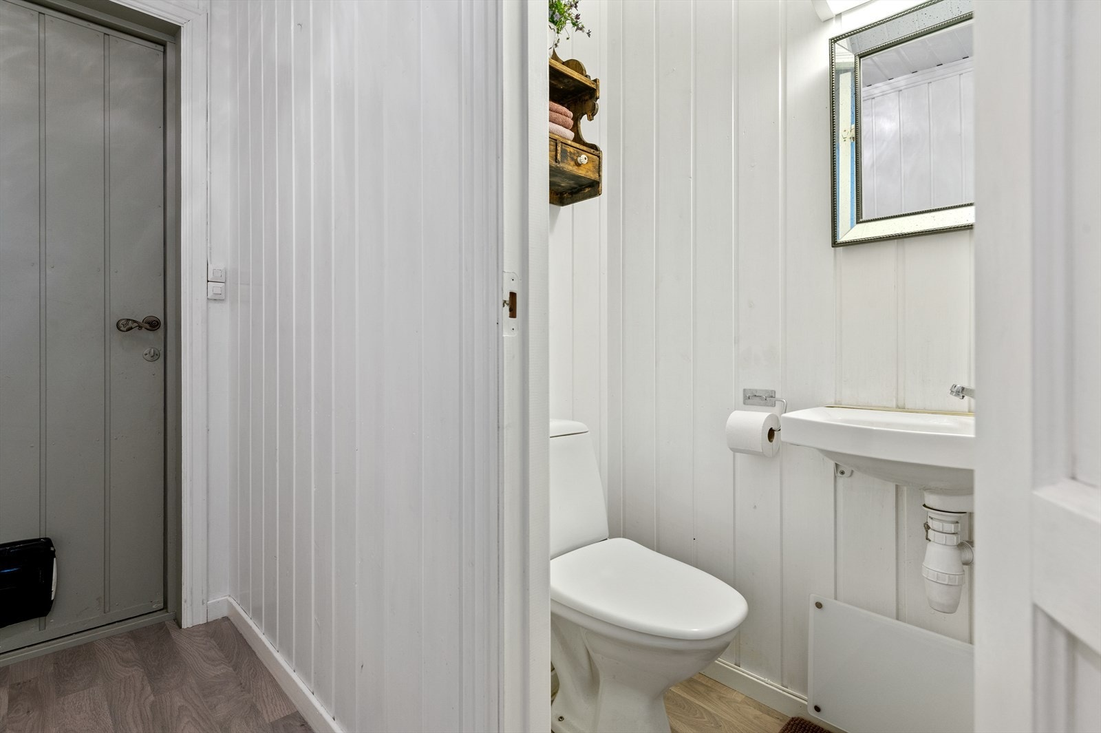 Separat toalettrom med gulvmontert wc og servant Galleribilde