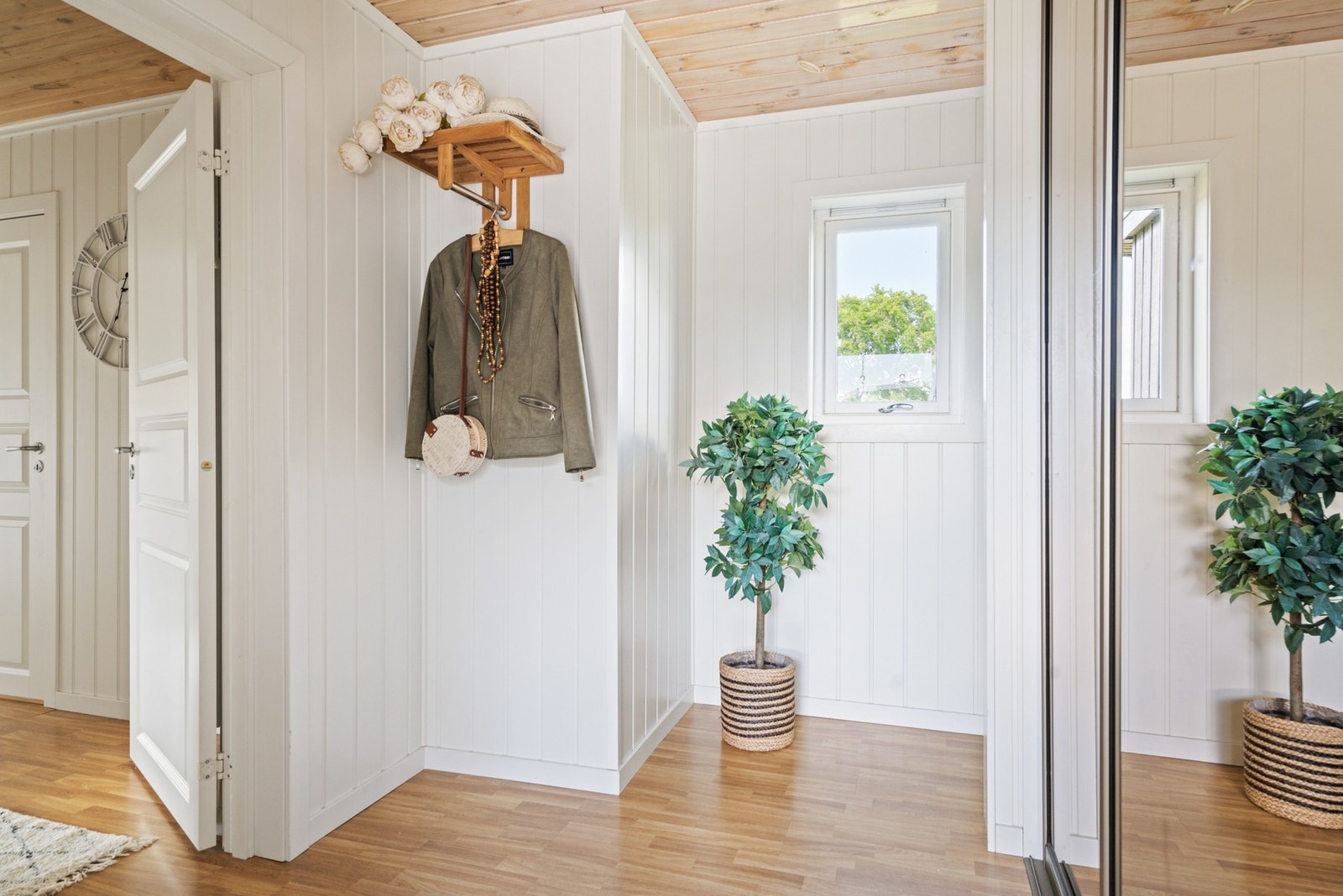 Velkommen inn - heng fra deg bak skyvedører Galleribilde