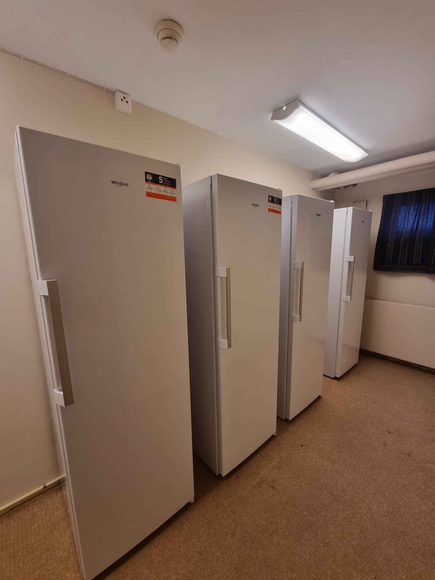 Hver etasje har eget rom med plass til kjøl og frys Galleribilde