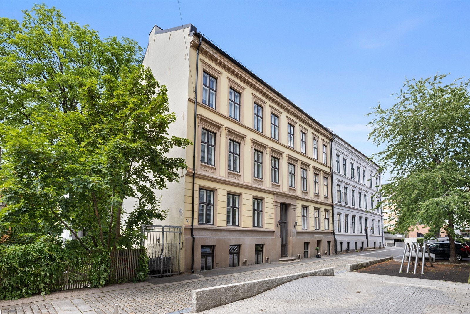 Bygget ligger fint til i rolig sidegate. Galleribilde