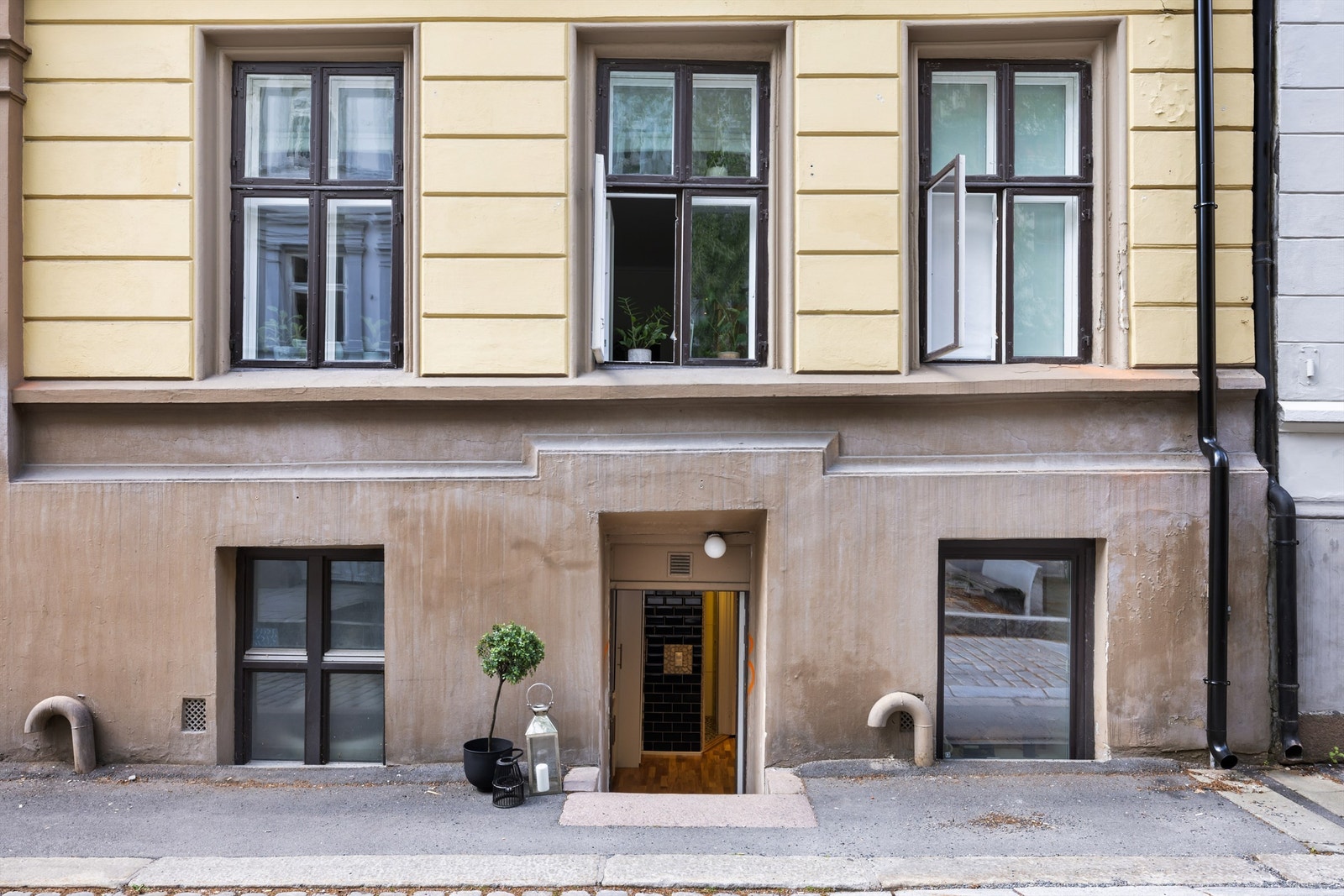 Andelen har egen inngang fra bakkeplan. Galleribilde