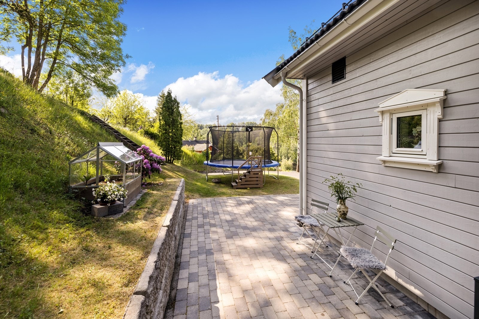 Fine opparbeidet hage og en fin cafe krok. Galleribilde