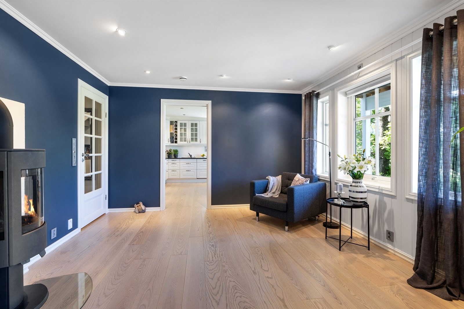 Delikat stue med parkett av ask, downlight i taket. Lyse store vinduer. Galleribilde