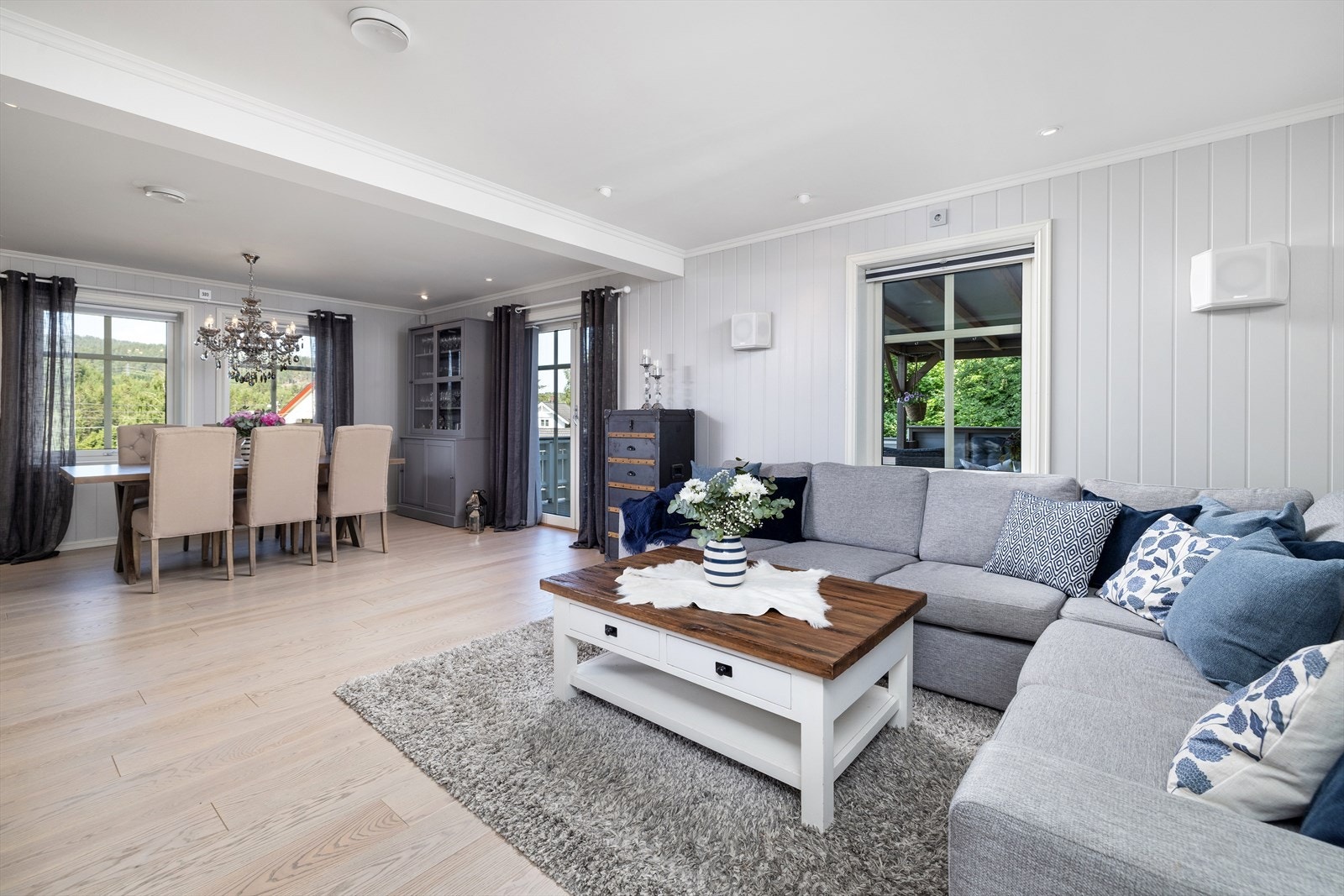 Mange soner for møblering. Utpreget bruk av downlights. Galleribilde