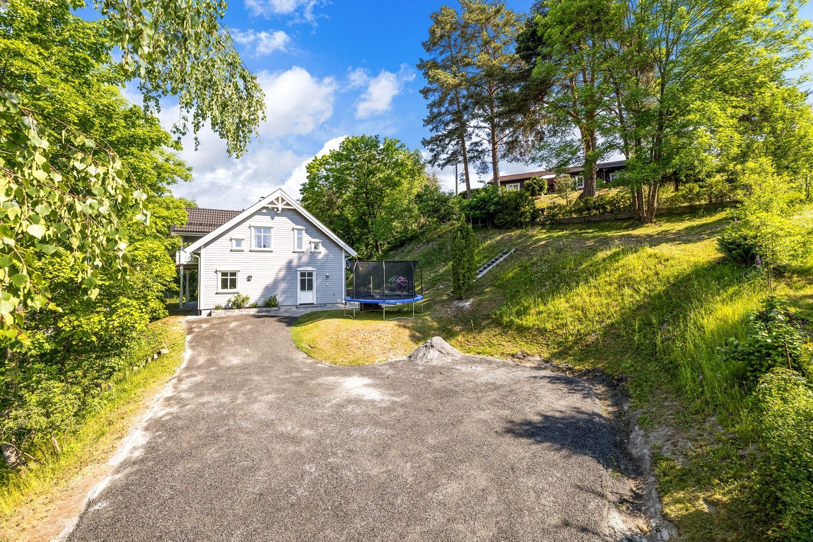 Parkering i egen gårdsplass. Galleribilde