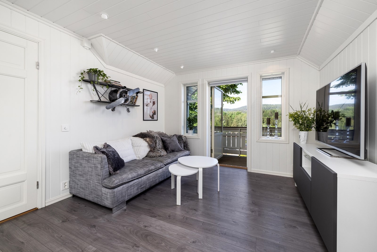 Loft stue med utgang med utgang til balkong. Galleribilde