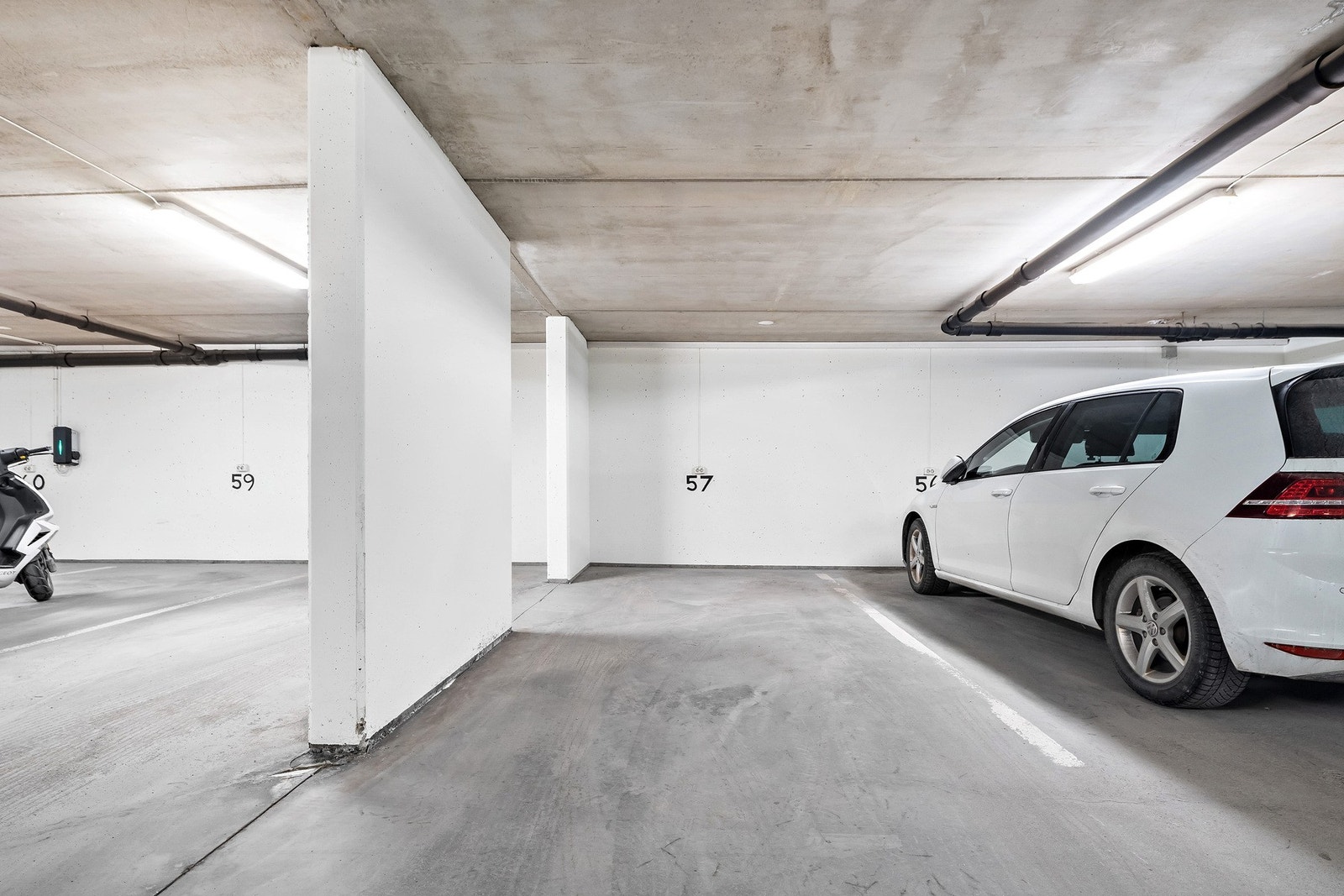 Det følger med en fast parkeringsplass i garasje med mulighet for elbil lader. Det er også en stor felles parkering for sykkel. Galleribilde