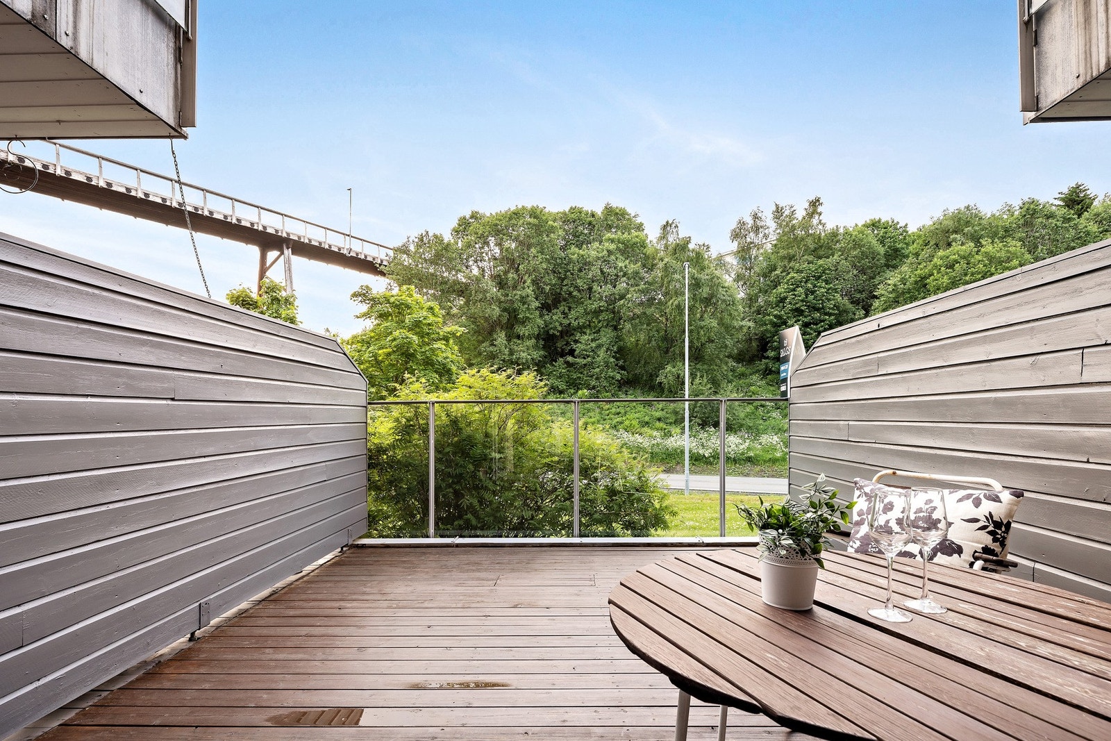 Romslige 17 kvm sørvendt terrasse med gode solforhold. Terrassen er nybeiset og nymalt i 2023. Galleribilde