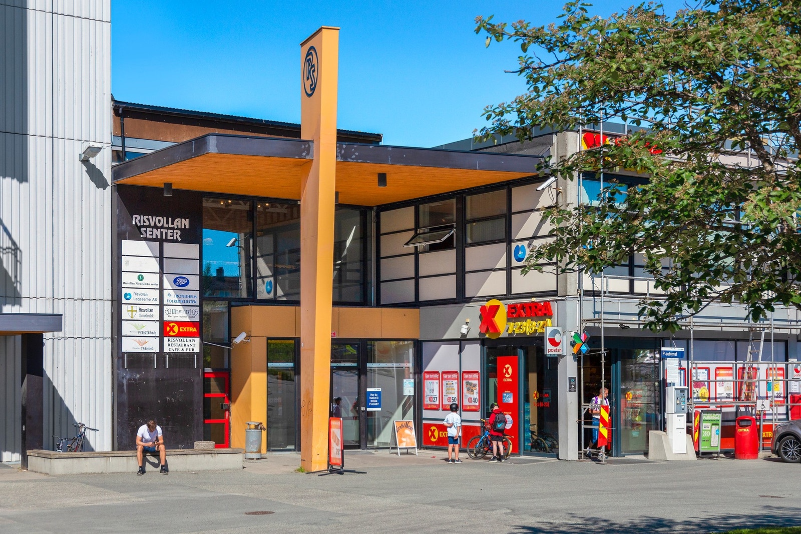 På Risvollan har du dagligvarebutikk, apotek, restaurant og helsesenter Galleribilde