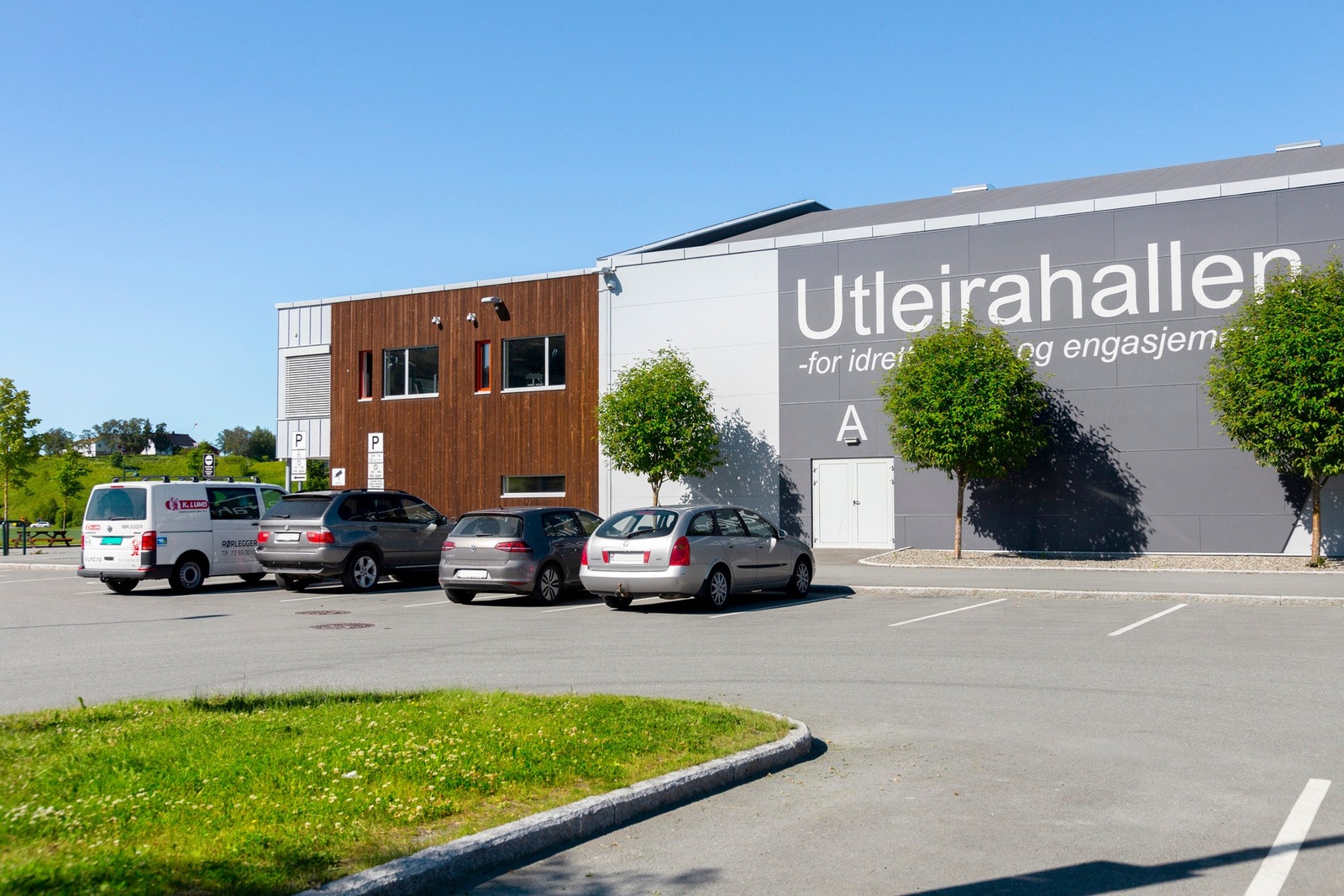 Like i nærheten finner du Utleirhallen som utenfor har flere flotte kunstgressbaner Galleribilde