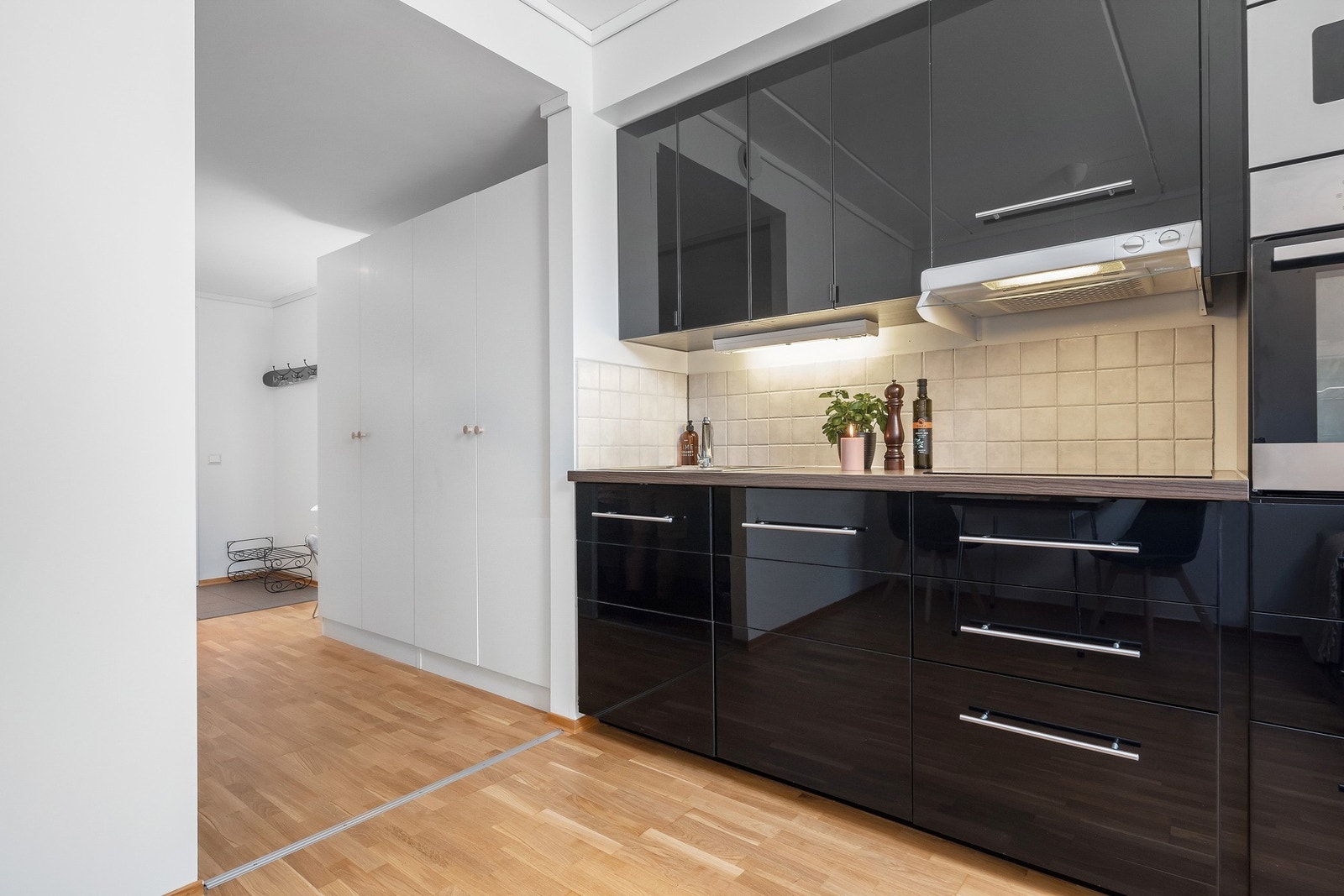 Integrert oppvaskmaskin, og varmtvannsberederen er smart skjult i skapet. Galleribilde