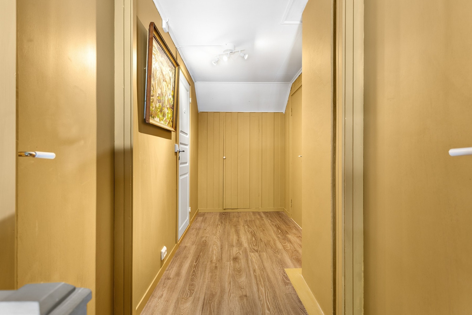 2.etasje består av gang, bad og 3 soverom Galleribilde