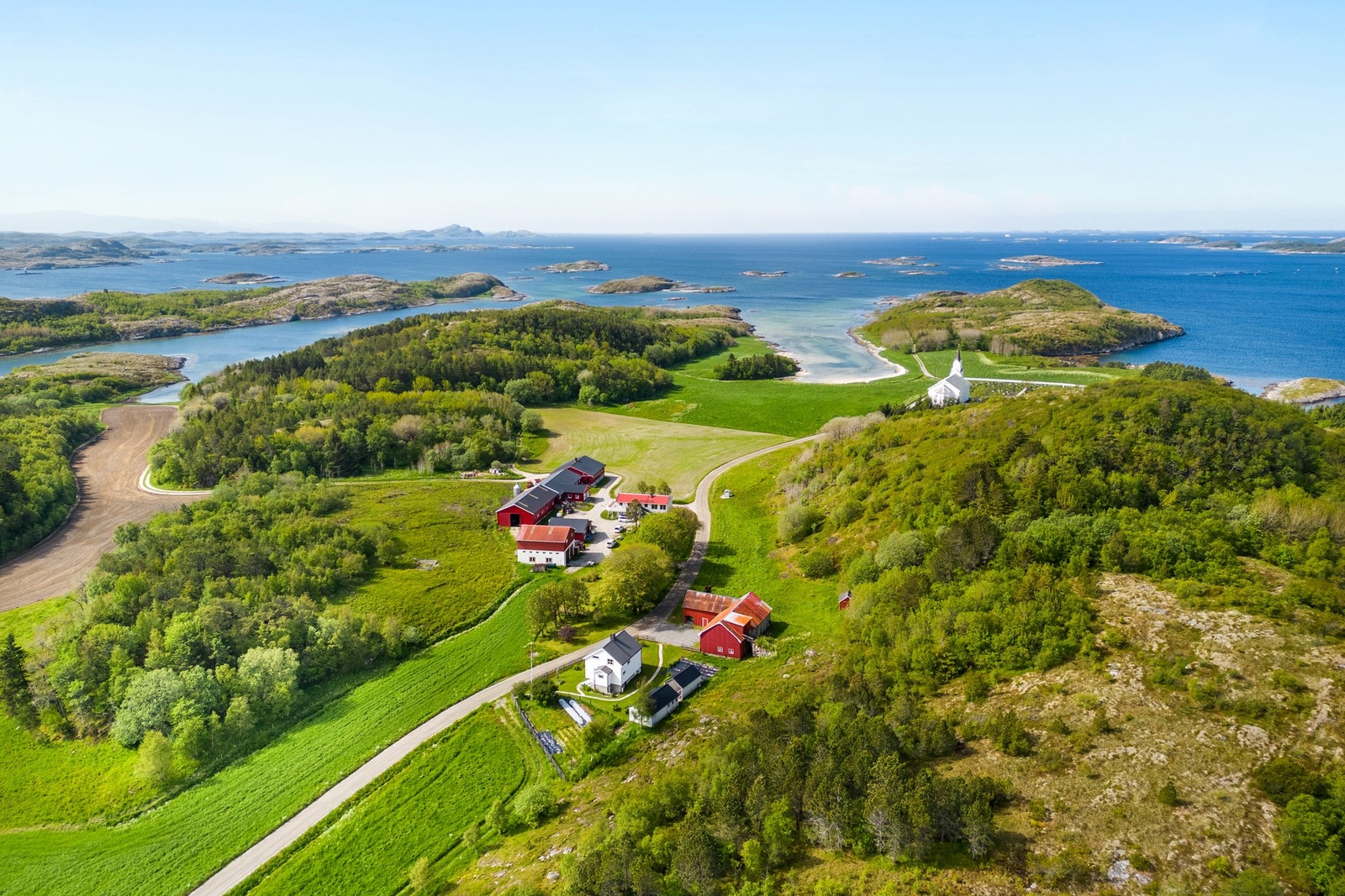 Idylliske omgivelser med sjø og natur i umiddelbar nærhet Galleribilde