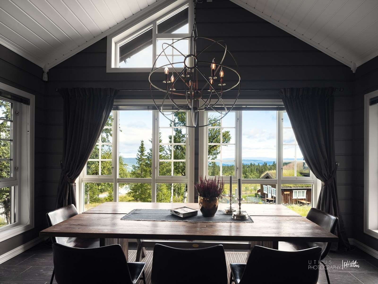 Spisestue med utsikt mot Hallingskarvet Galleribilde