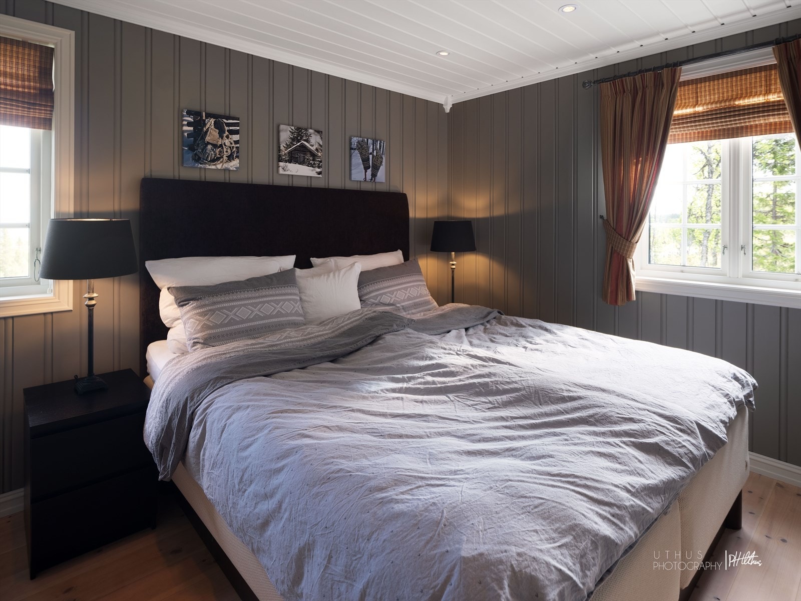 Innbydende hovedsoverom, med innebygde skap og tilgang til eget bad Galleribilde