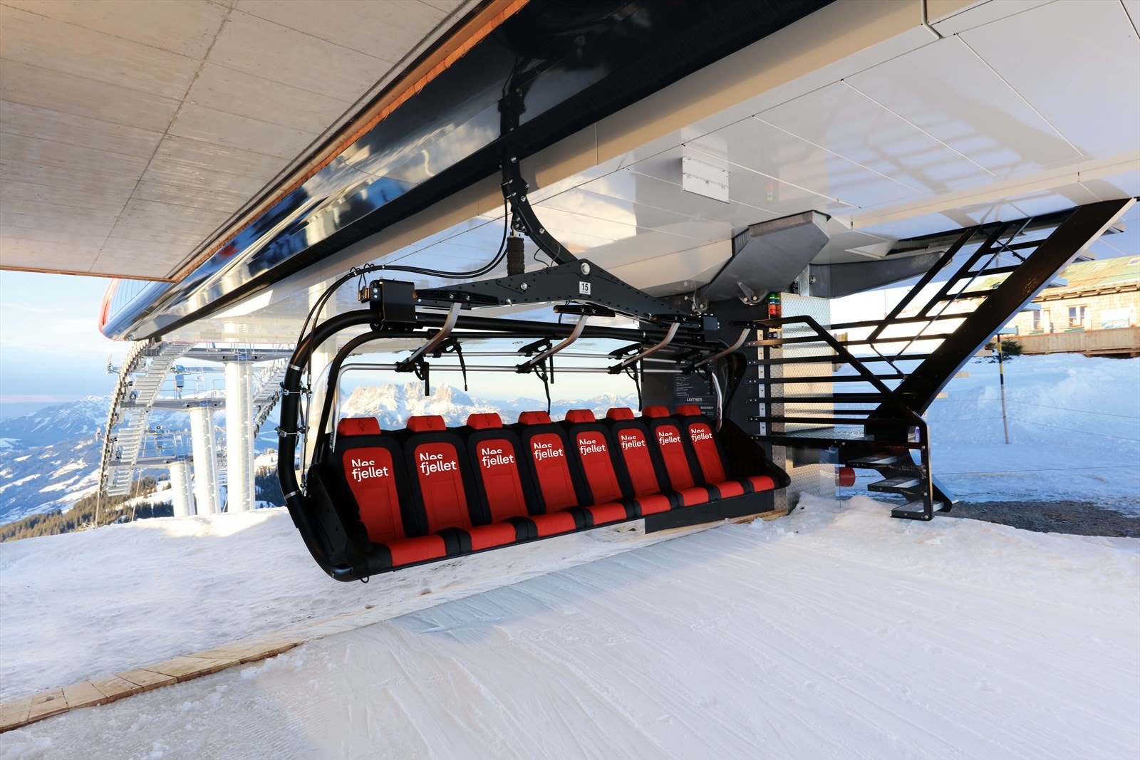 Stolheisen gir deg en behagelig tur med 8 oppvarmede seter Galleribilde