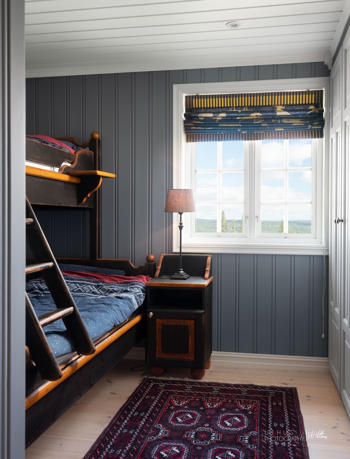 Soverom 2 i hovedetg. innredet med familiekøye og har innebygde skap Galleribilde