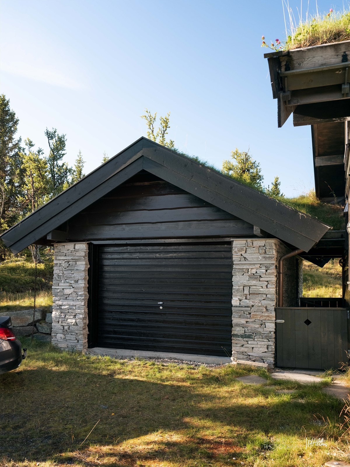 På eiendommen er det bygget garasje med dør inn til mellomgang - Her kan man gå tørrskodd inn i hytta Galleribilde