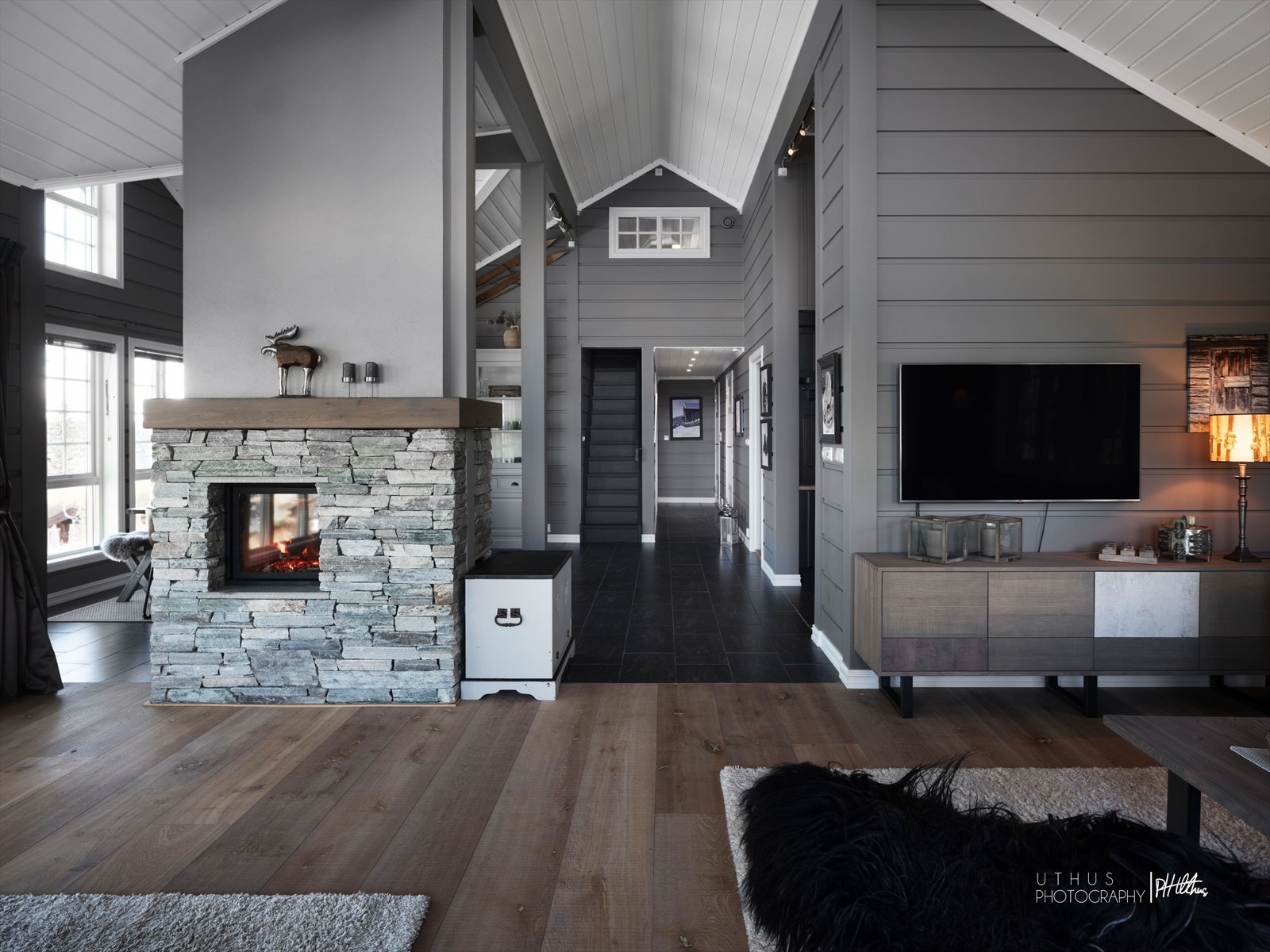 Med god takhøyde får man en luftig romfølelse i stue og spisestue Galleribilde