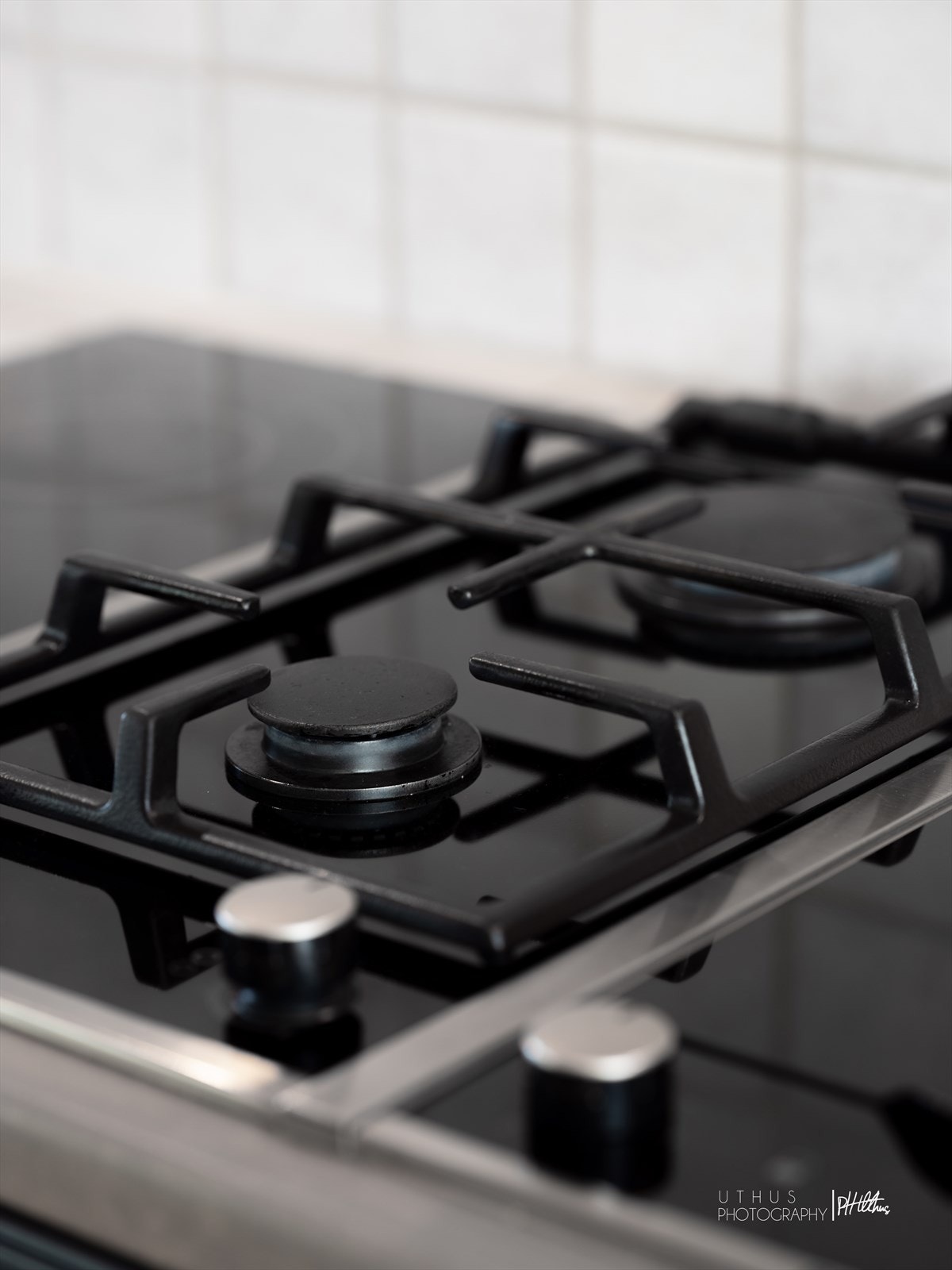 Integrert koketopp med gassbluss og grillplate i tillegg til vanlig el. Galleribilde