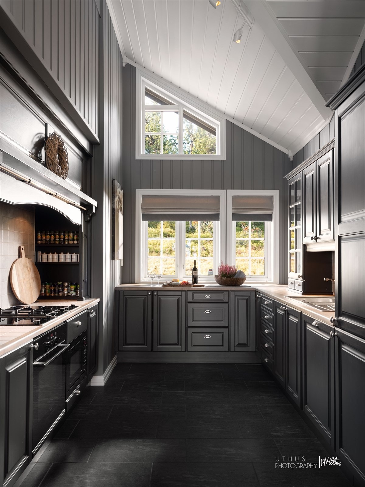 Klassisk og stilrent hyttekjøkken med god arbeidsplass Galleribilde