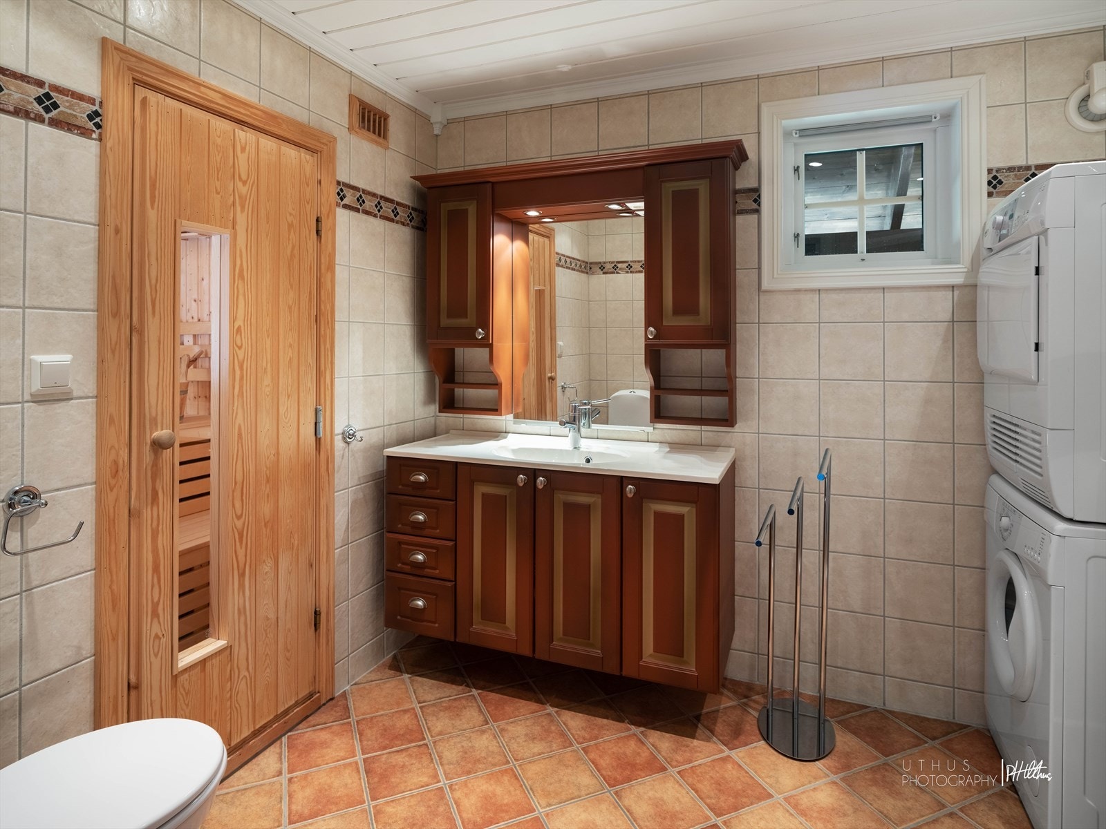 Hovedbad med badstue og opplegg for vaskemaskin Galleribilde