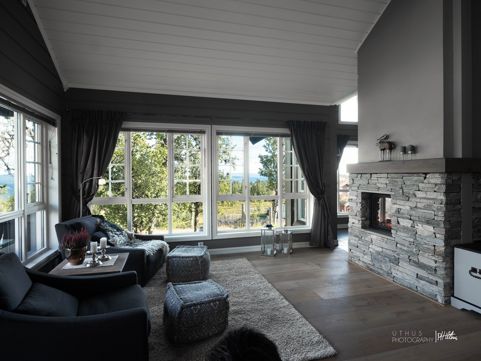 Her kan man nyte en god bok foran peisen eller den behagelige utsikten Galleribilde