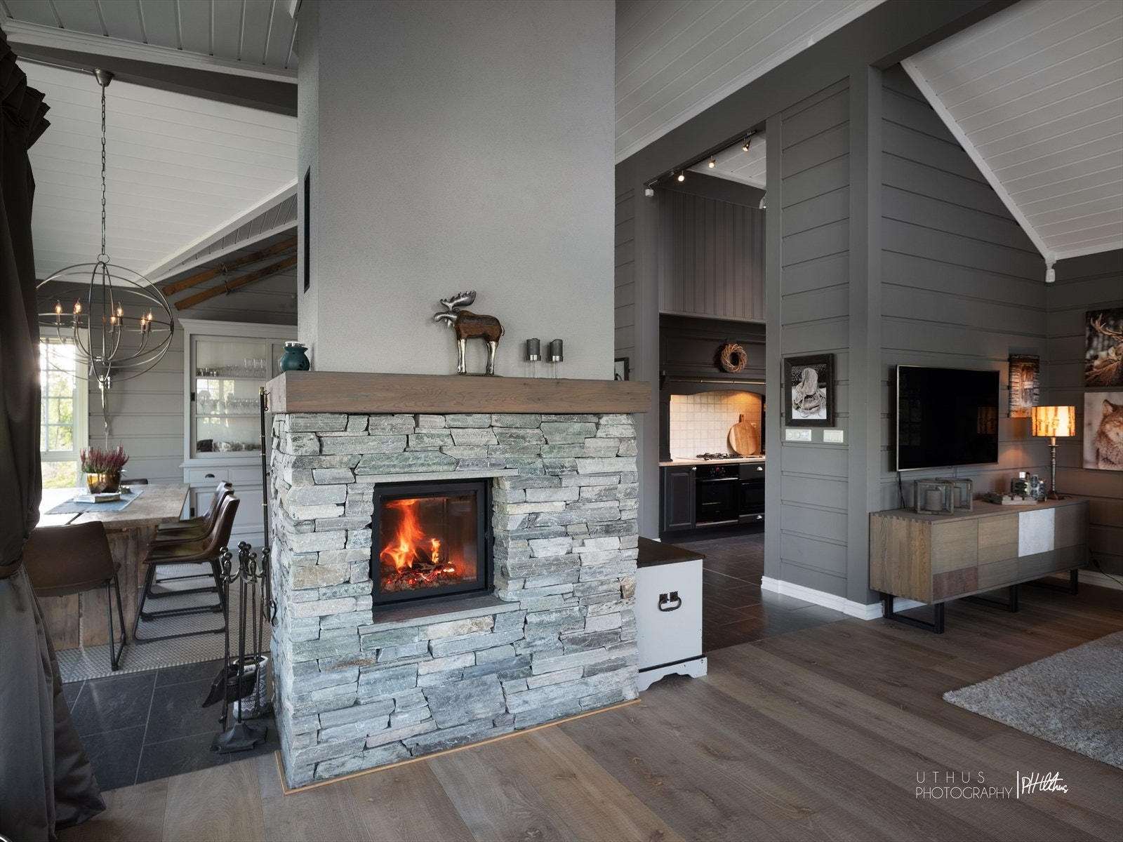 Peis med vindu både mot stue og spisestue Galleribilde