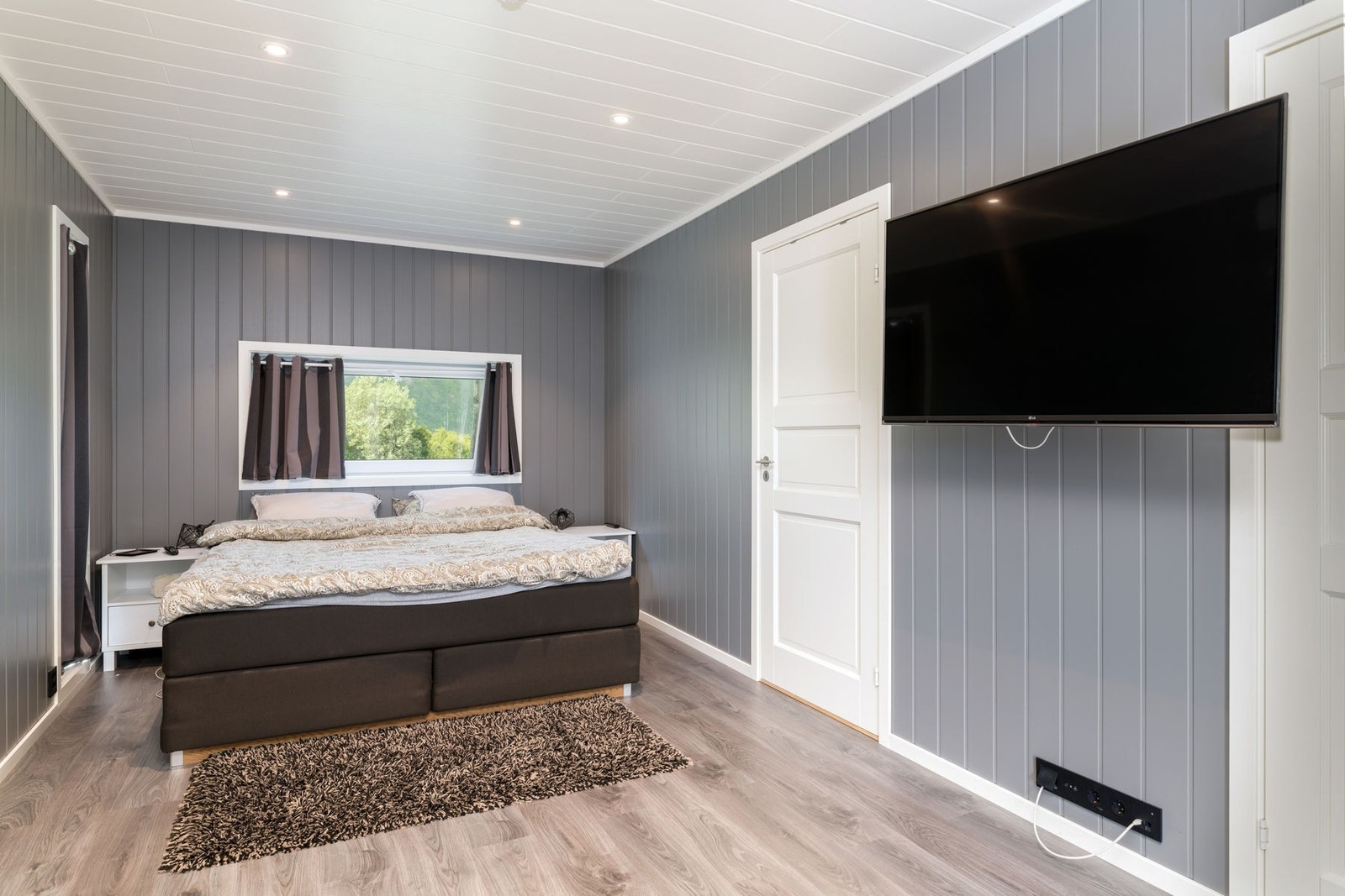 Hovedsoverom med adkomst til bad og walk-in-closet Galleribilde