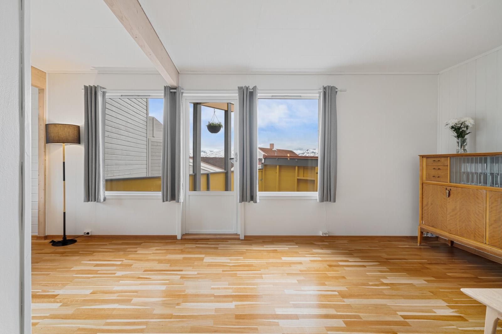 Fra stuen har du utgang til verandaen som byr på strålende sol- og utsiktsforhold.