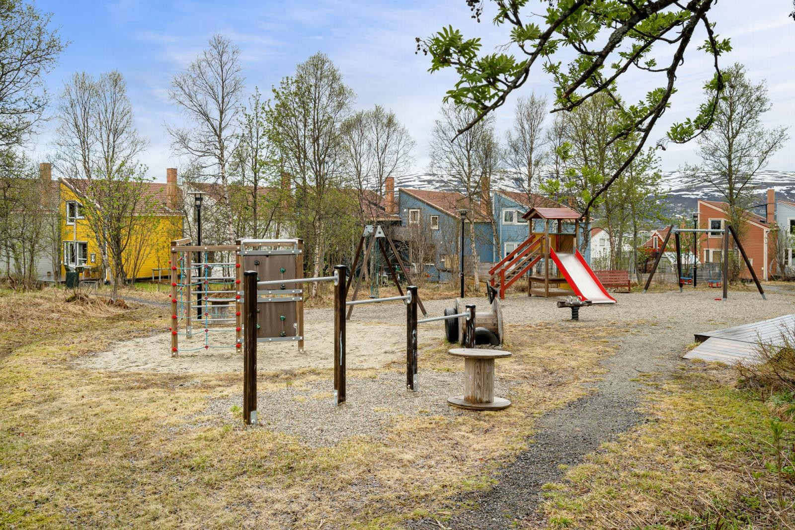 Barnevennlig område med lekeplass i umiddelbar nærhet.