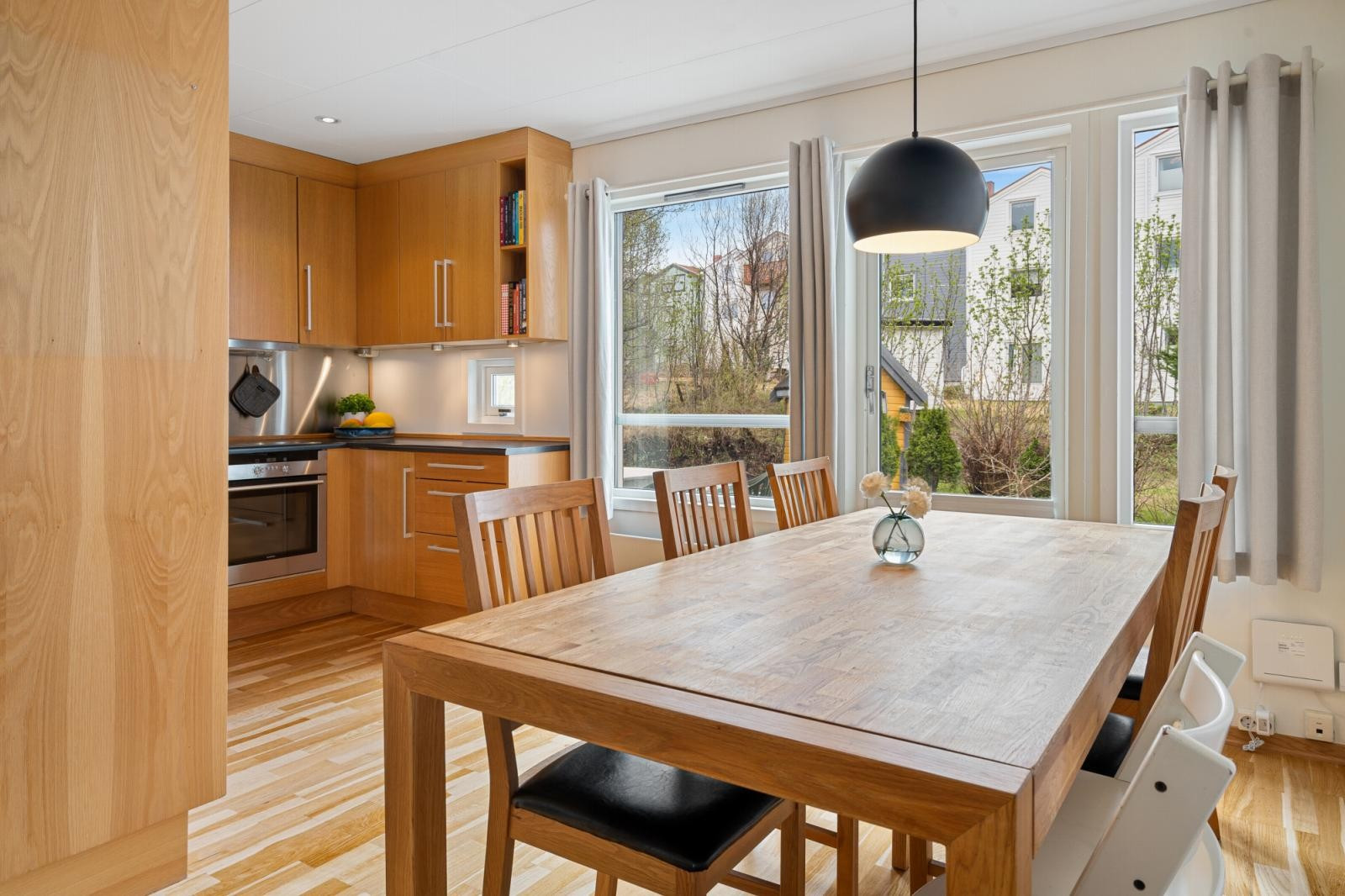 I tilknytning til kjøkkenet har du plass til stort spisbord med plass til hele familien.