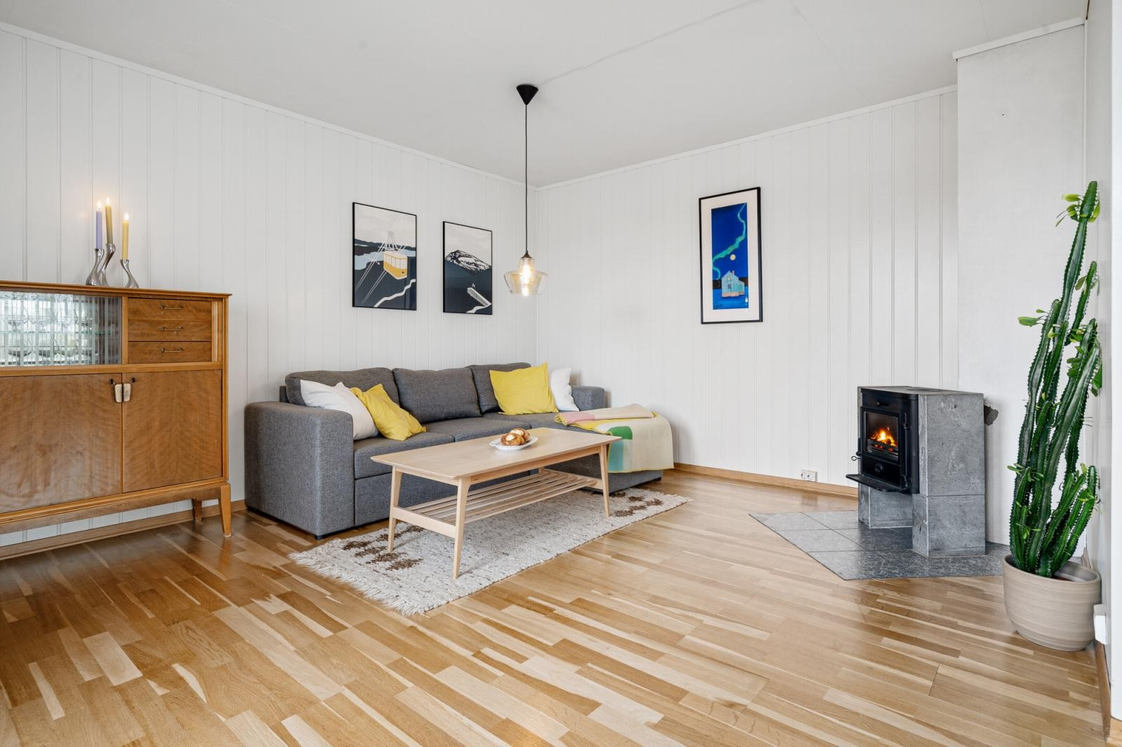 I 2. etasje har du god plass til sofa med tilhørende møblement.