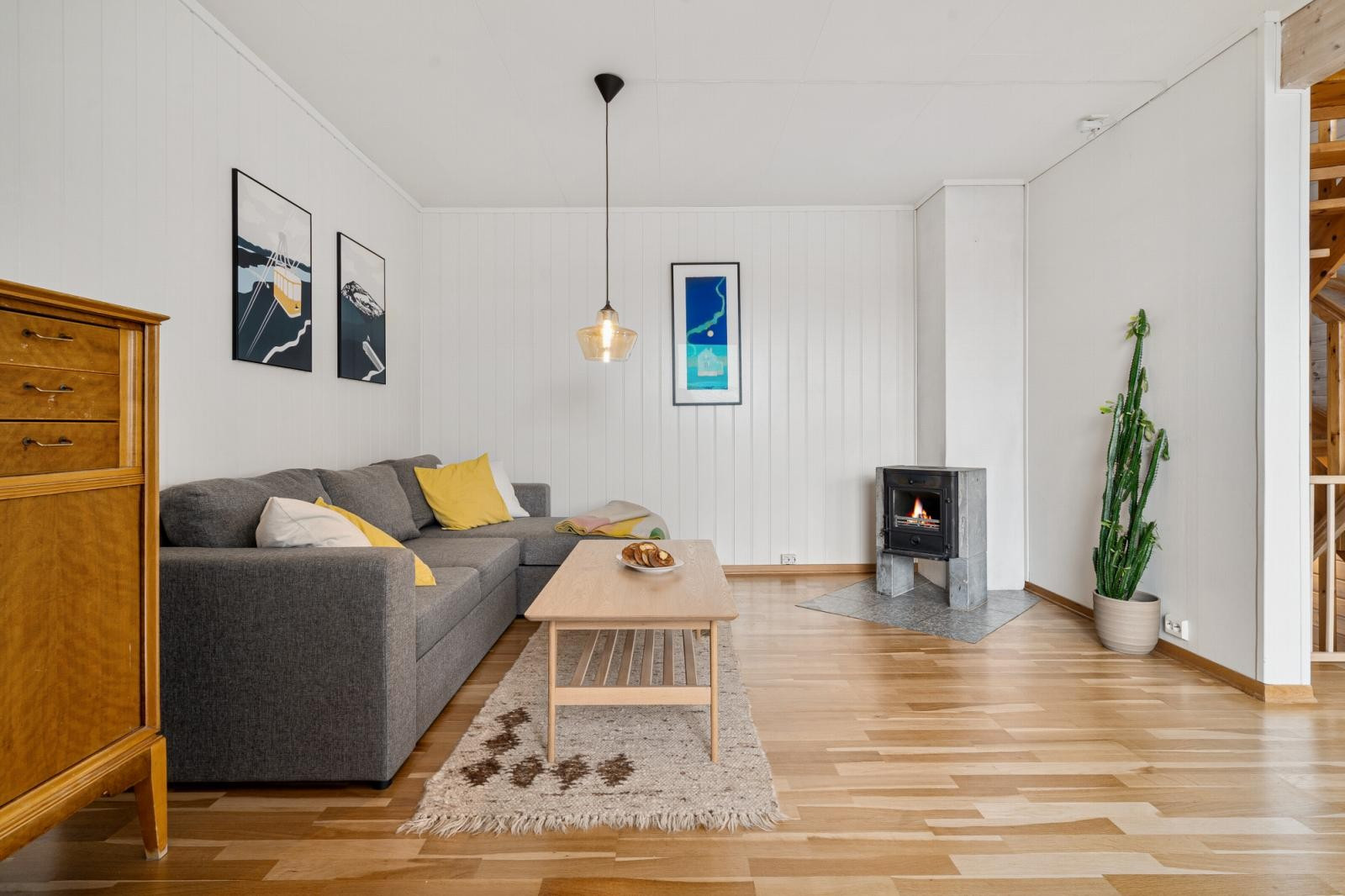 Det er montert vedovn i boligen som bidrar til en lun atmosfære samt reduserte energikostnader.