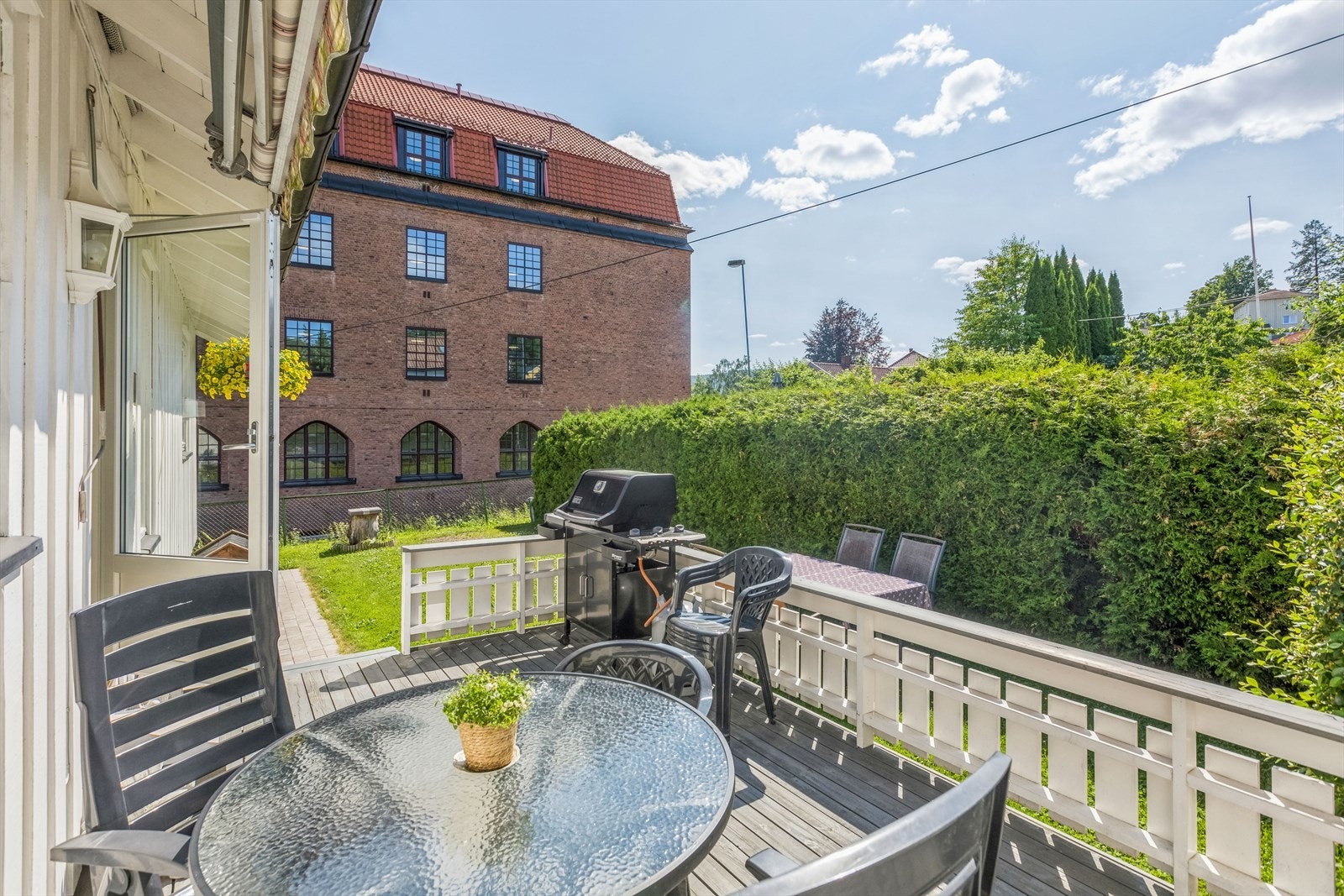 Terrasse med ettermiddags-og kveldssol Galleribilde