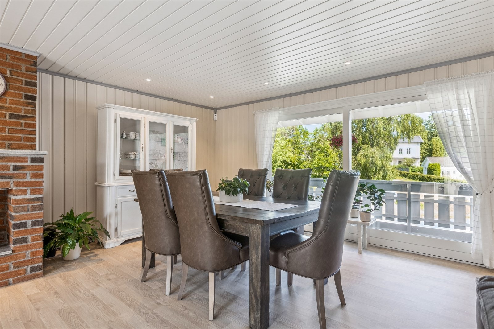 Hyggelig spisestue med utgang til terrasse Galleribilde
