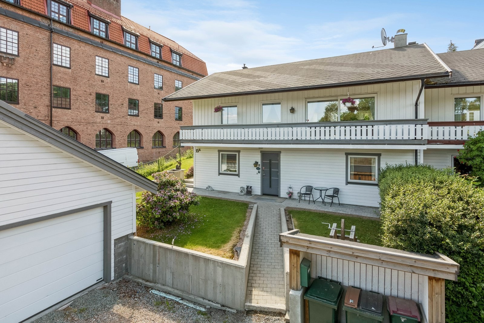 Det følger med 1/2 av felles dobbel garasje Galleribilde