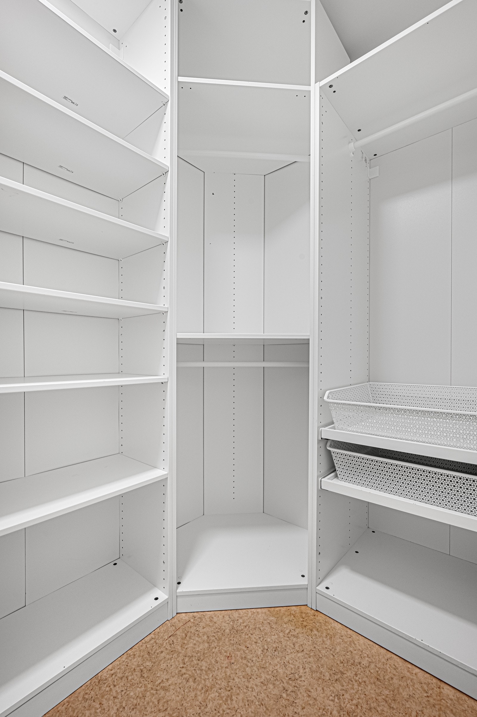 Fra soverom nr 2 er det inngang til innvendig bod med flott hyllesystem Galleribilde